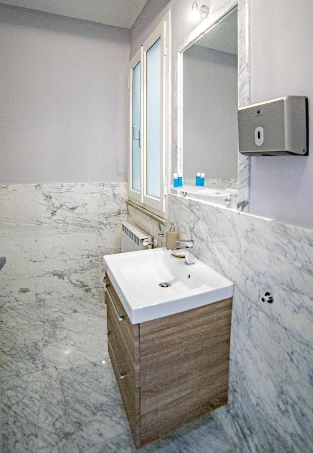 Elegante Camera Con Finiture Di Lusso Appena Ristrutturata Marina Di Carrara Luaran gambar